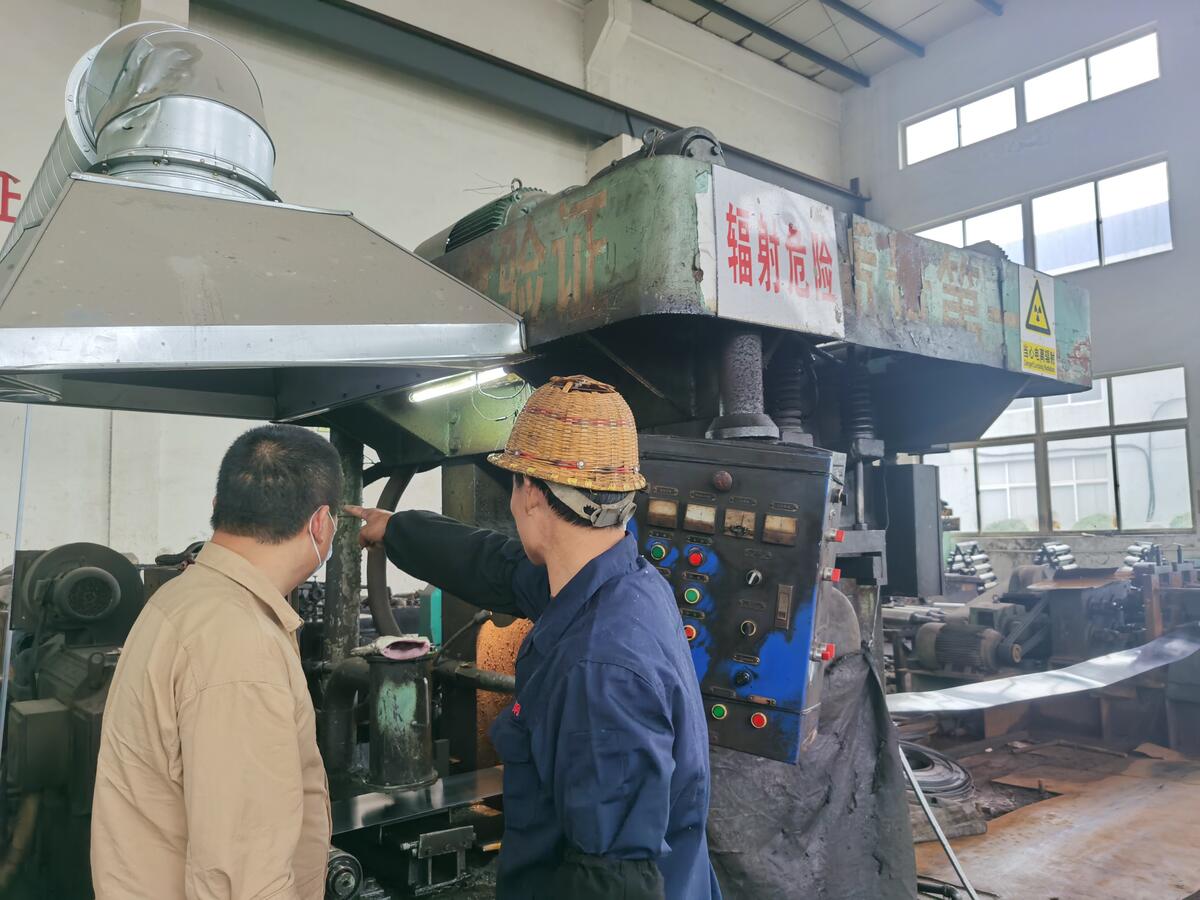 現場檢查測厚儀運行情況.jpg
